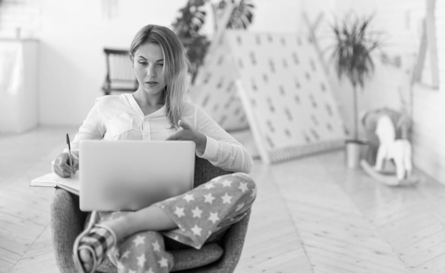 Profesional preparándose para entrevista de trabajo en oficinas modernas